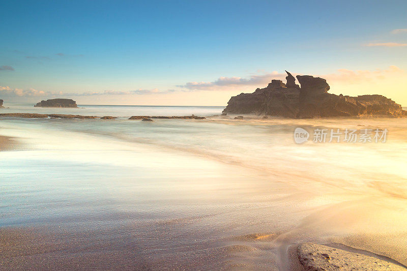 日落在美丽的海滩地标巴厘岛的Tanah Lot & Batu Bolong寺庙自然海滩海印度尼西亚巴厘岛。印度尼西亚的热带自然景观，巴厘岛。